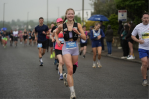 Aniela running the marathon wearing a lilac outfit